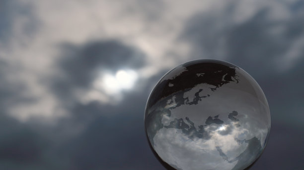 玻璃地球与戏剧性的云背景。图片下载