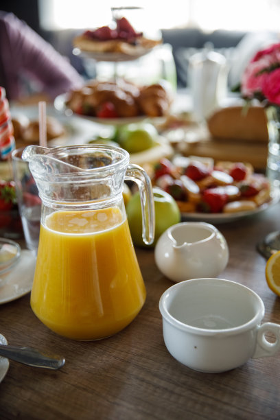 一些橙汁和美味的早餐一起享用图片下载