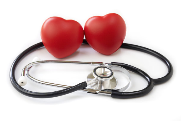 听诊器和两颗红色心脏在白色背景上分离图片下载