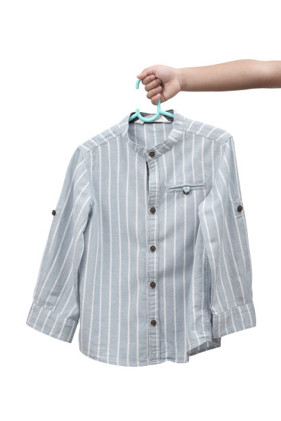 孩子们手持粉彩棉衬衫孤立在白色背景图片下载