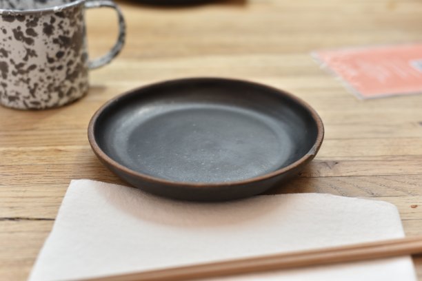 餐桌上用筷子夹着空的开胃菜盘图片下载