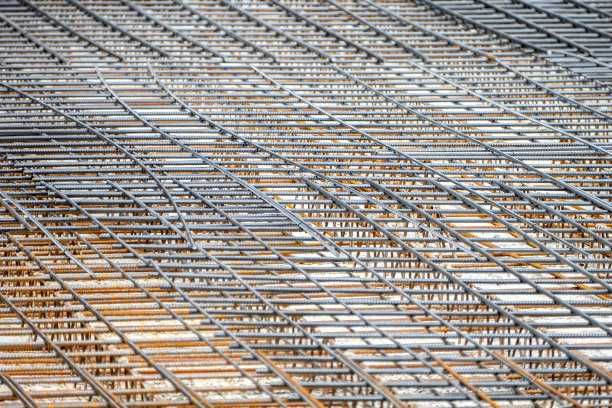 在施工现场准备好浇土的钢网图片下载