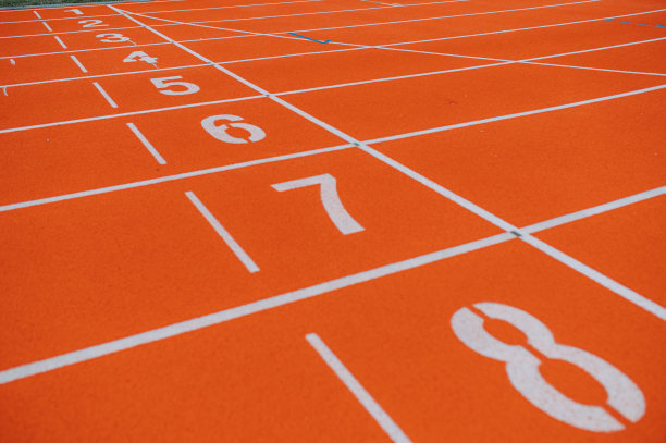 低角度观编号起跑线，上午全天候田径场图片下载