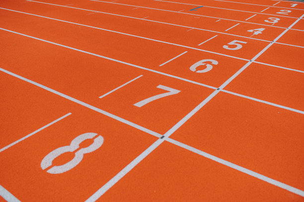 低角度观编号起跑线，上午全天候田径场图片下载