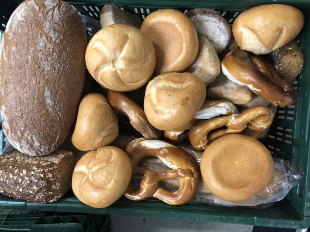 装满烘焙食品的篮子图片下载