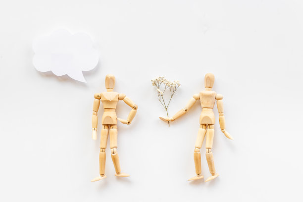 男女心理和情绪上的性别差异。两个木制人体模型连接图片下载