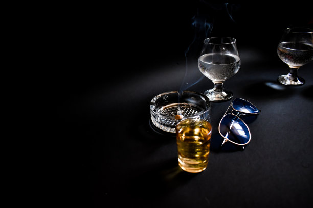 暗色优雅的饮酒图片下载