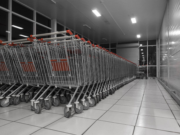 超市里有很多空的购物车，等待着顾客。图片下载