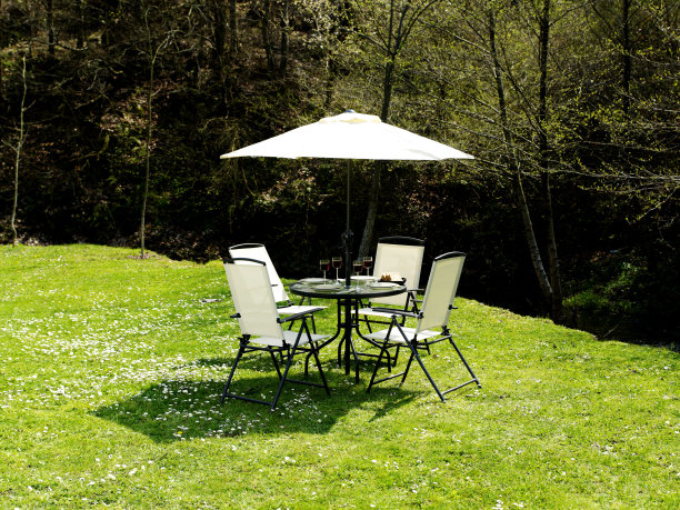 野餐桌子和椅子在绿色的草地上图片下载