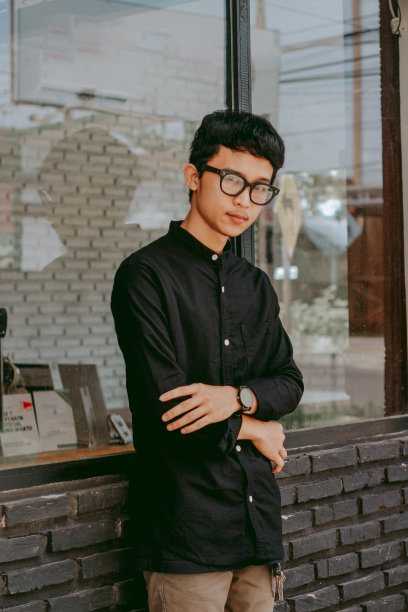 穿着黑衬衫，戴着眼镜的年轻人图片下载