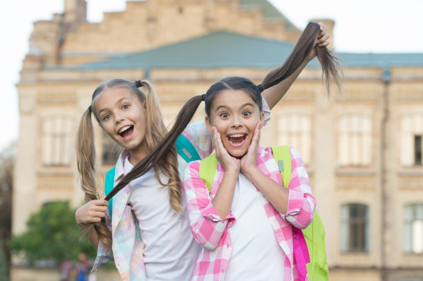 留长发。快乐的孩子们留着长发。梳着辫子的女学生。时髦的发型。长发生长兴奋剂。自然的头发。关心你的沙龙。头发的护理图片下载