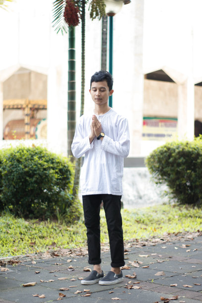 年轻的亚洲穆斯林男子穿着伊斯兰白色衣服在清真寺图片下载