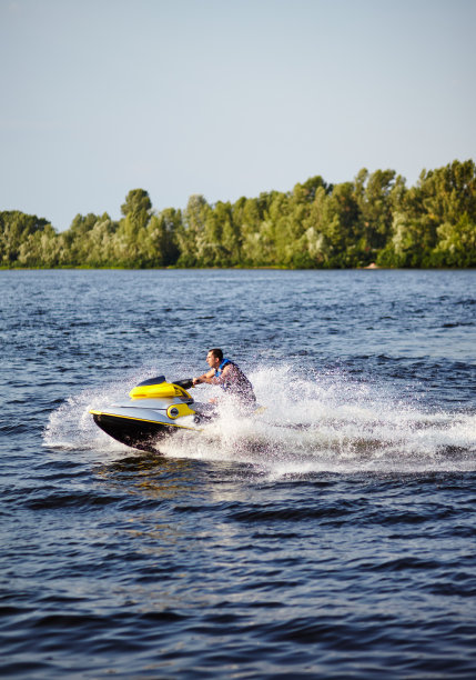 暑假期间，一名男子在湖上驾驶水上摩托艇超速行驶图片下载