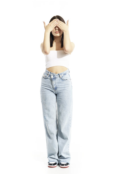 时髦的Z世代女性用手遮住眼睛的概念姿势。图片下载