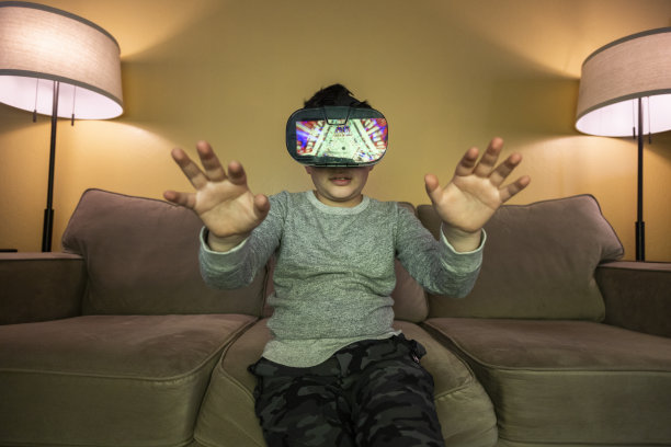 10岁儿童使用虚拟现实图片下载