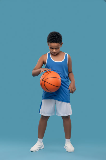 穿着运动服的非裔美国男孩击球图片下载