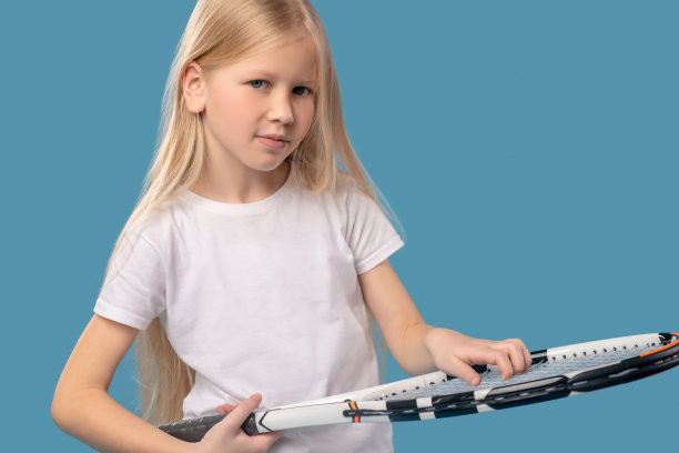 女孩用手指触摸网球拍的弦面图片下载