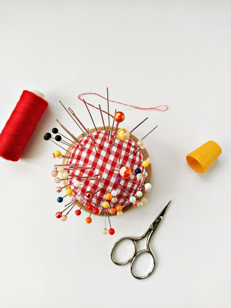 缝纫配件平铺在白色背景上图片下载