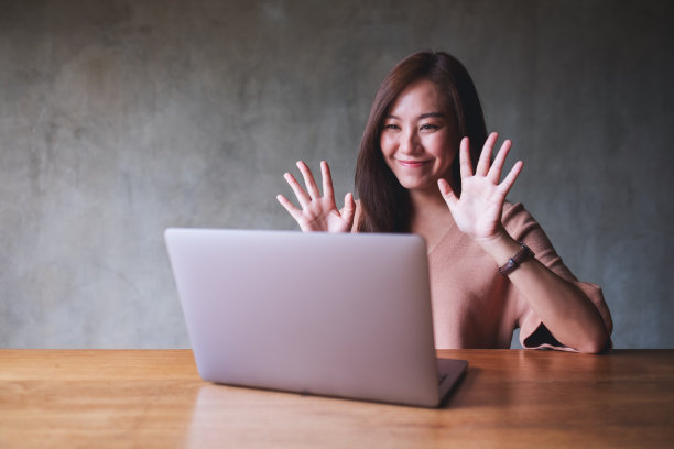一个年轻漂亮的亚洲女人在家里用笔记本电脑进行视频通话图片下载