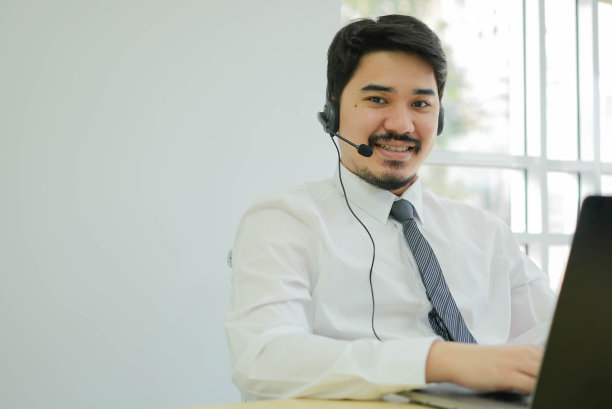 呼叫中心客服人员微笑特写图片下载