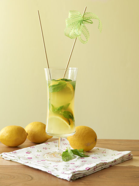 现代家庭花园桌面果汁和鸡尾酒图片下载