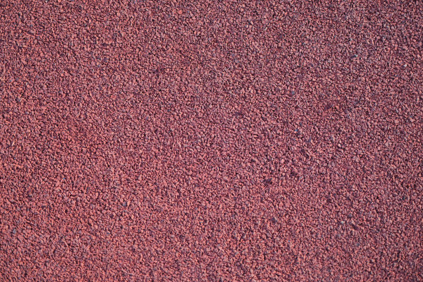 红色橡胶地板覆盖操场的特写图片下载