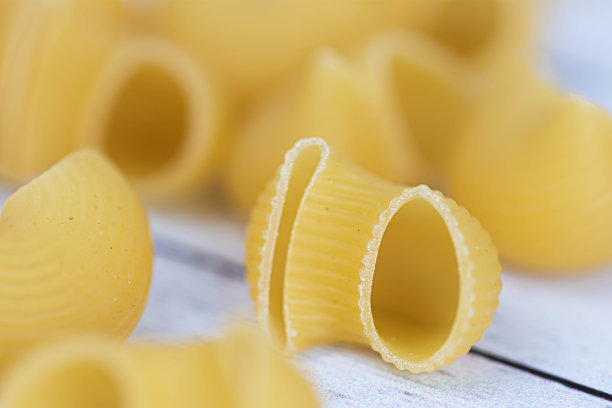 食物。意大利面生的特写背景。传统意大利菜的美味干燥原料。纹理的不同形状。前视图。副本的空间。宏图片下载