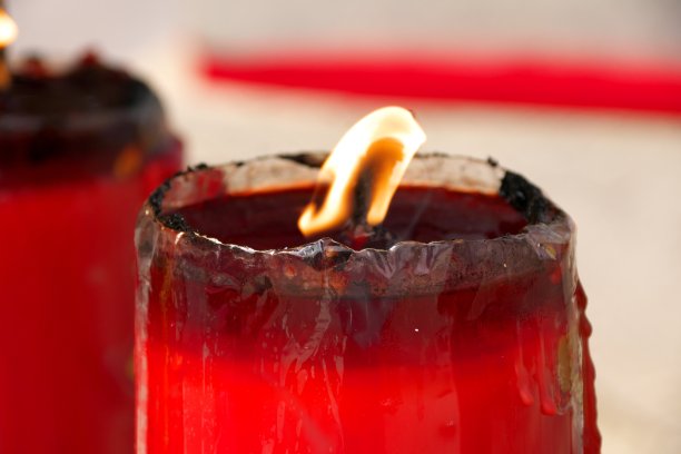 泰国一座寺庙里燃烧的蜡烛图片下载