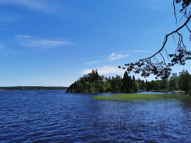 从Vyborg湾海岸到岛上的一个教堂在Monrepos岩石自然公园的城市Vyborg。图片下载