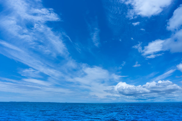 风驱动的积云在蓝天，科德角海岸线，适合天气或背景使用图片下载