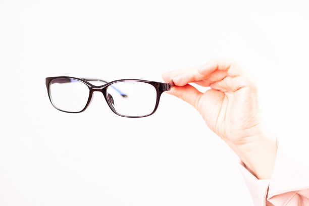 视力问题，选择有屈光度的眼镜，白色背景图片下载
