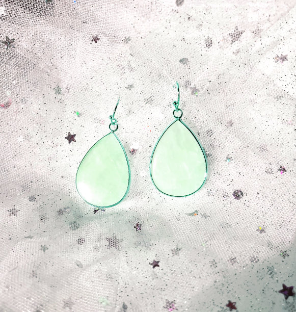 漂亮的蓝色石英耳环。图片下载