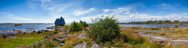 一个古老的教堂是在北海海岸的绿色苔藓中间的一个小岛上。图片下载