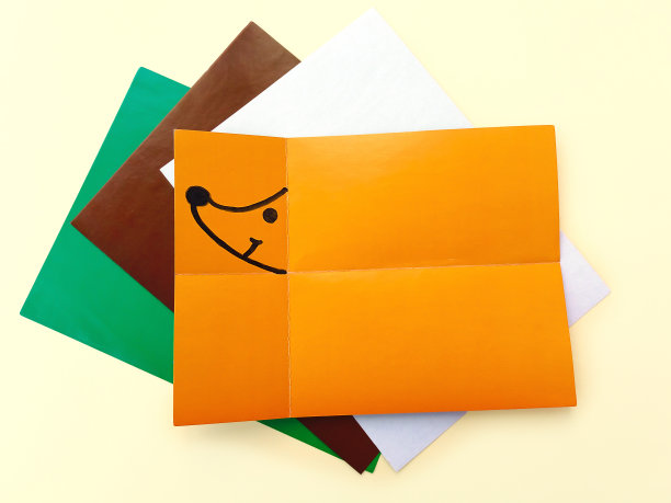 步骤2。一步一步的照片说明如何用你自己的手用纸做一个刺猬雕像。简单的手工艺与孩子。DIY的概念。孩子们的创造力。图片下载