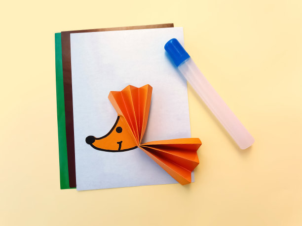 第5步。一步一步的照片说明如何用你自己的手用纸做一个刺猬雕像。简单的手工艺与孩子。DIY的概念。孩子们的创造力。图片下载