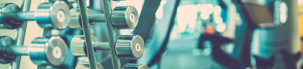 健身中心的哑铃图片下载