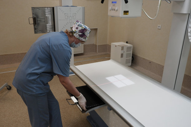 放射科医生在x光室进行诊断的工作。图片下载