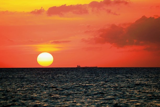 太阳从海上升起图片下载