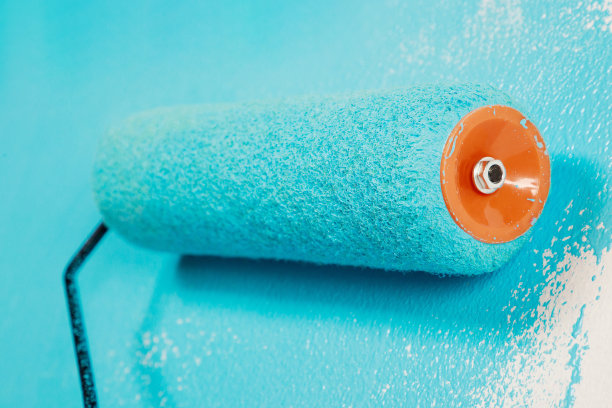 粉刷公寓，装修用蓝色油漆。图片下载