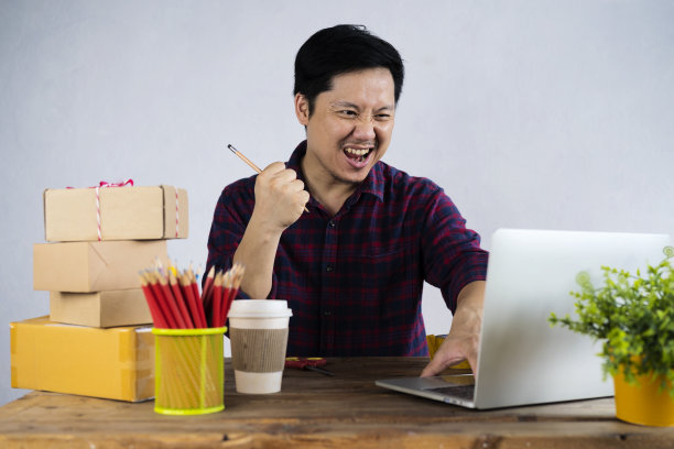 男子准备一个包裹交付在网上销售业务办公室。图片下载