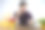 男子准备一个包裹交付在网上销售业务办公室。图片下载