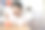 小女孩在玩妈妈的化妆品和镜子图片下载