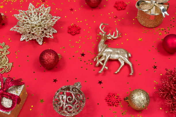 新年和圣诞节的横幅。装饰圣诞玩具，雪花，鹿，球和礼盒上的红色背景。平的风格。图片下载