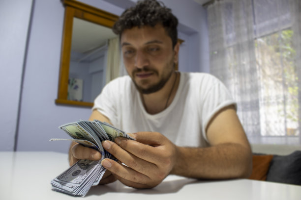 年轻人正在数钱图片下载