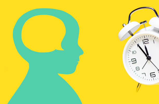 孩子的头，孩子和闹钟盘旋在黄色的背景上。5点到12点。图片下载