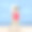老年女士在海滩上享受暑假图片下载