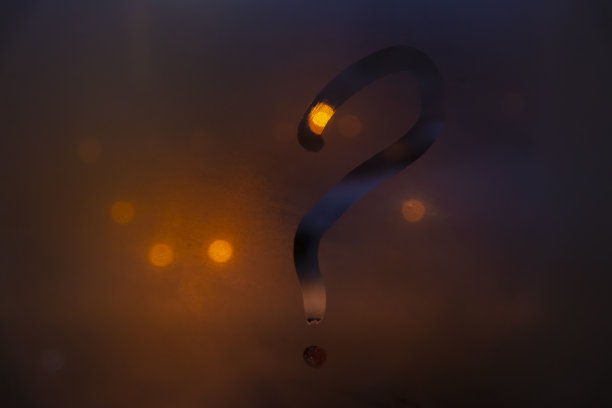 雾蒙蒙的窗户上有个问号图片下载