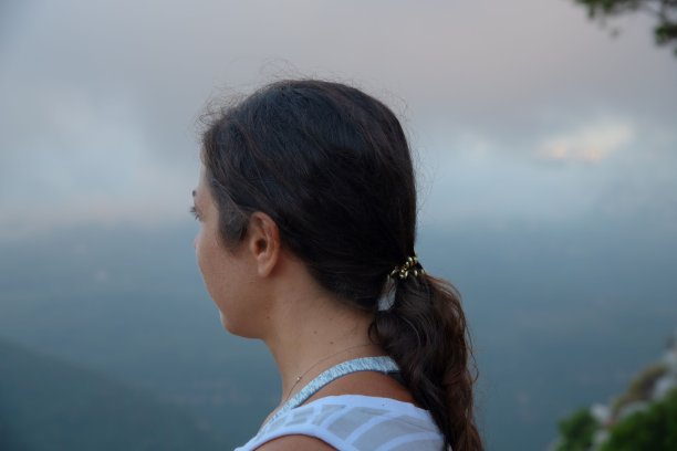 女人眺望多雾的山谷图片下载