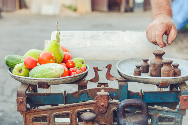 农贸市场上的旧秤，用来称水果和蔬菜图片下载