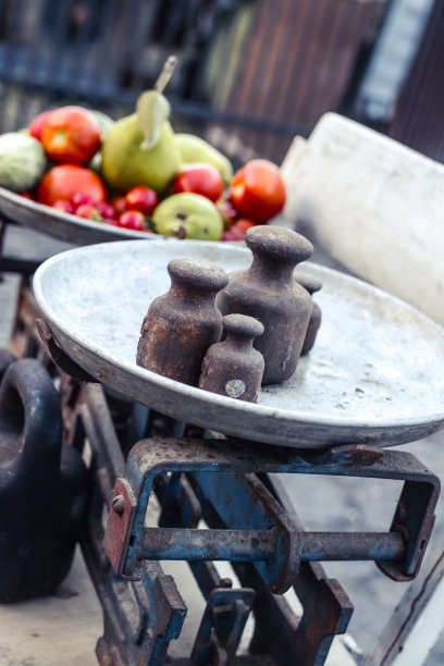 农贸市场上的旧秤，用来称水果和蔬菜图片下载